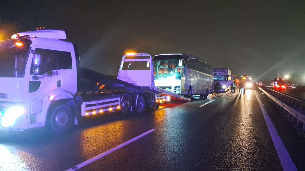 Konya plakalı TIR zincirleme kazaya karıştı! Çok sayıda yaralı var 22